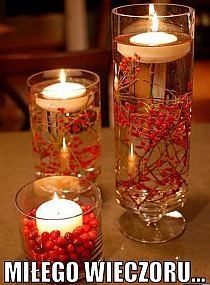 Malutkie świeczki w szklankach miłego wieczoru